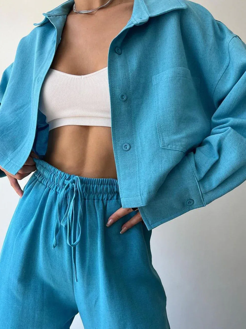 Ensemble deux pièces décontracté avec pantalon à cordon de serrage et col – Image 9