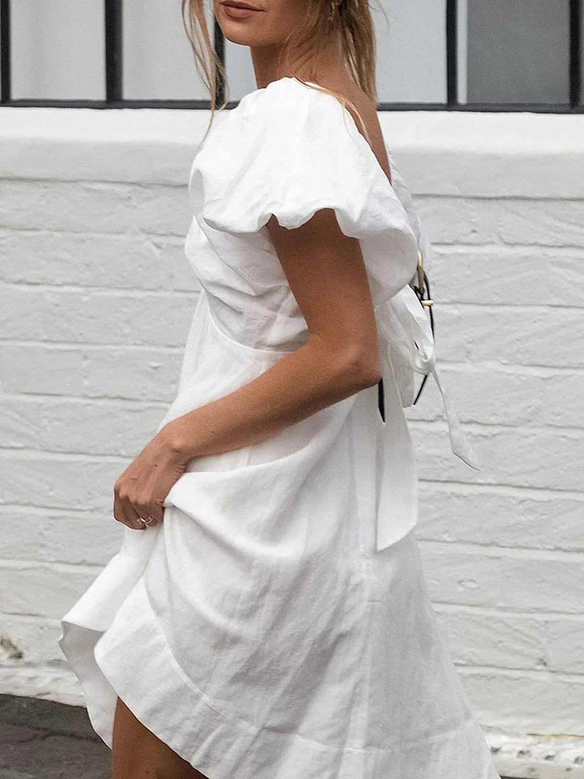 Robe dos nu en coton à col en V et manches bouffantes – Image 4