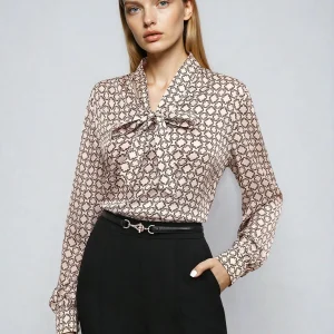 Chemisier en satin imprimé all-over, col noué, coupe ample et élégant