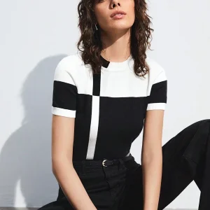 Haut en tricot bicolore à manches courtes, style décontracté et sans effort