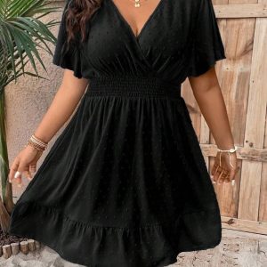 Robe grande taille à volants et col en V avec taille cintrée