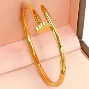 Bracelet jonc en acier inoxydable doré brillant avec trèfle à quatre feuilles