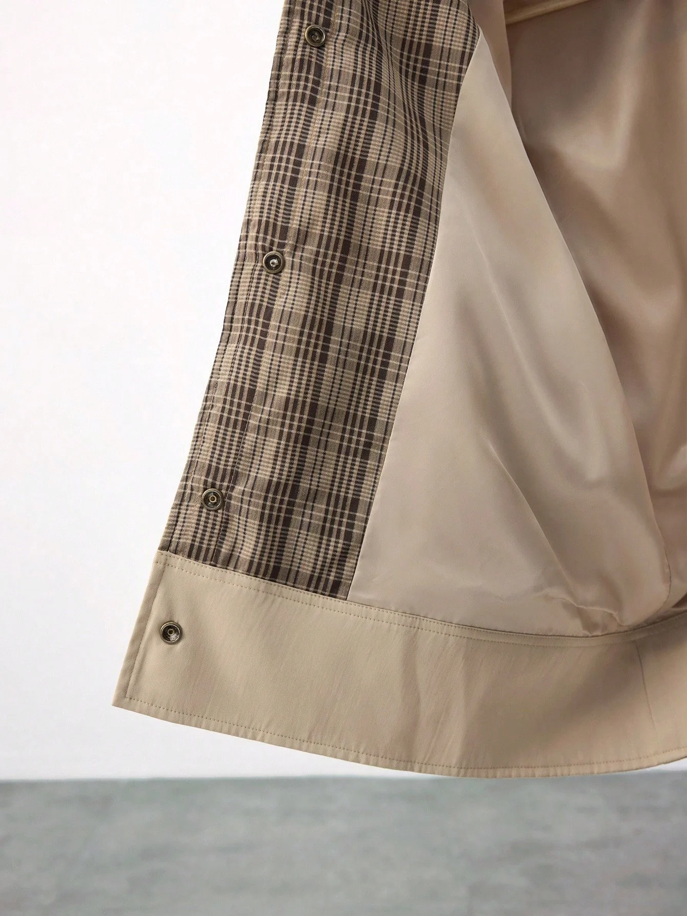 Blazer marron à carreaux, manches patchwork et col en cuir, idéal pour l'hiver et le quotidien. – Image 5