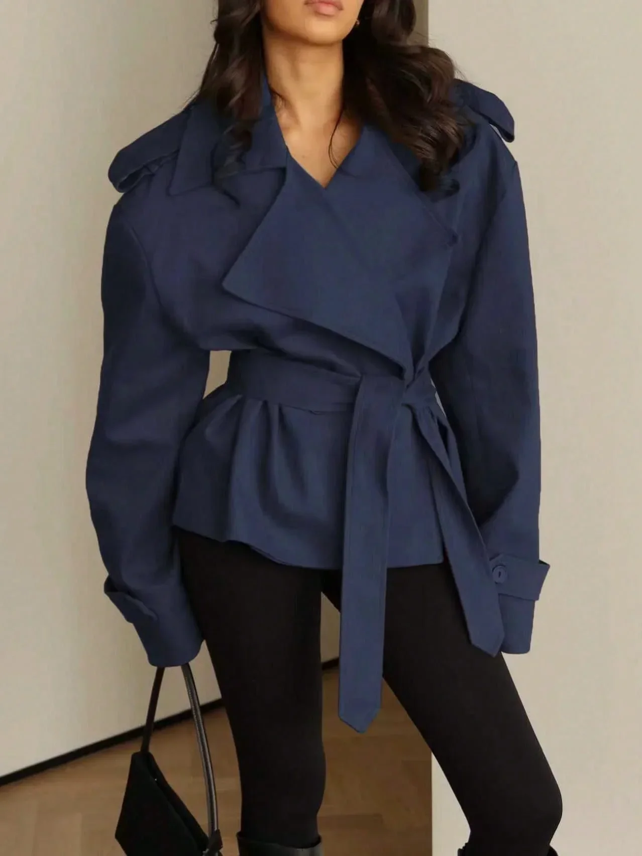 Coupe-vent à lacets avec col cascade pour une coupe flatteuse – Image 4