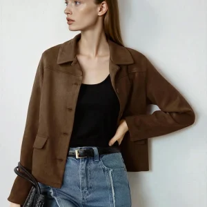 Blazer à motif de pièces vintage pour une tenue de bureau minimaliste