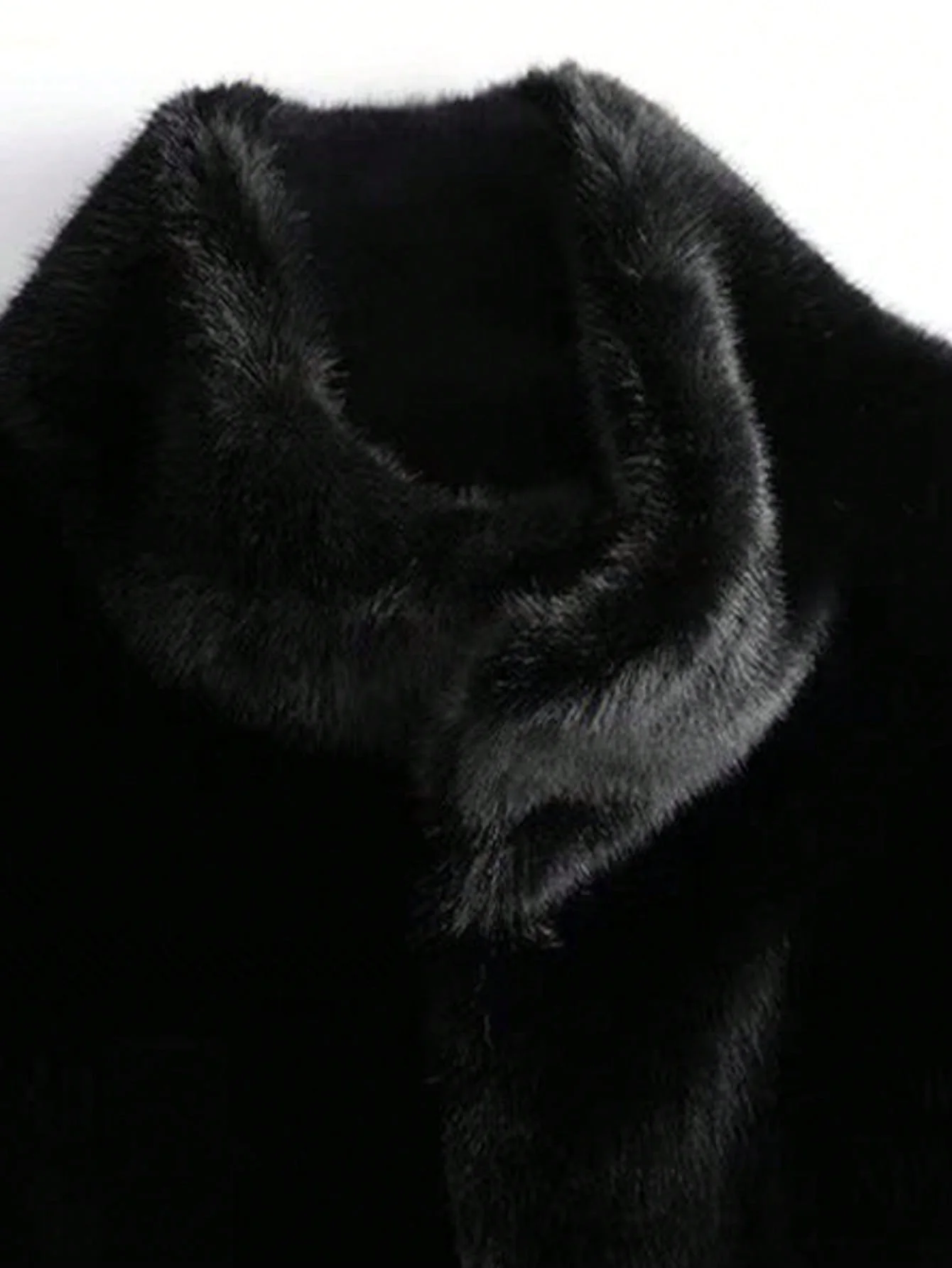 Manteau élégant en fausse fourrure noire pour femme, col montant, manches longues, coupe classique, indispensable de la garde-robe d'hiver. – Image 8