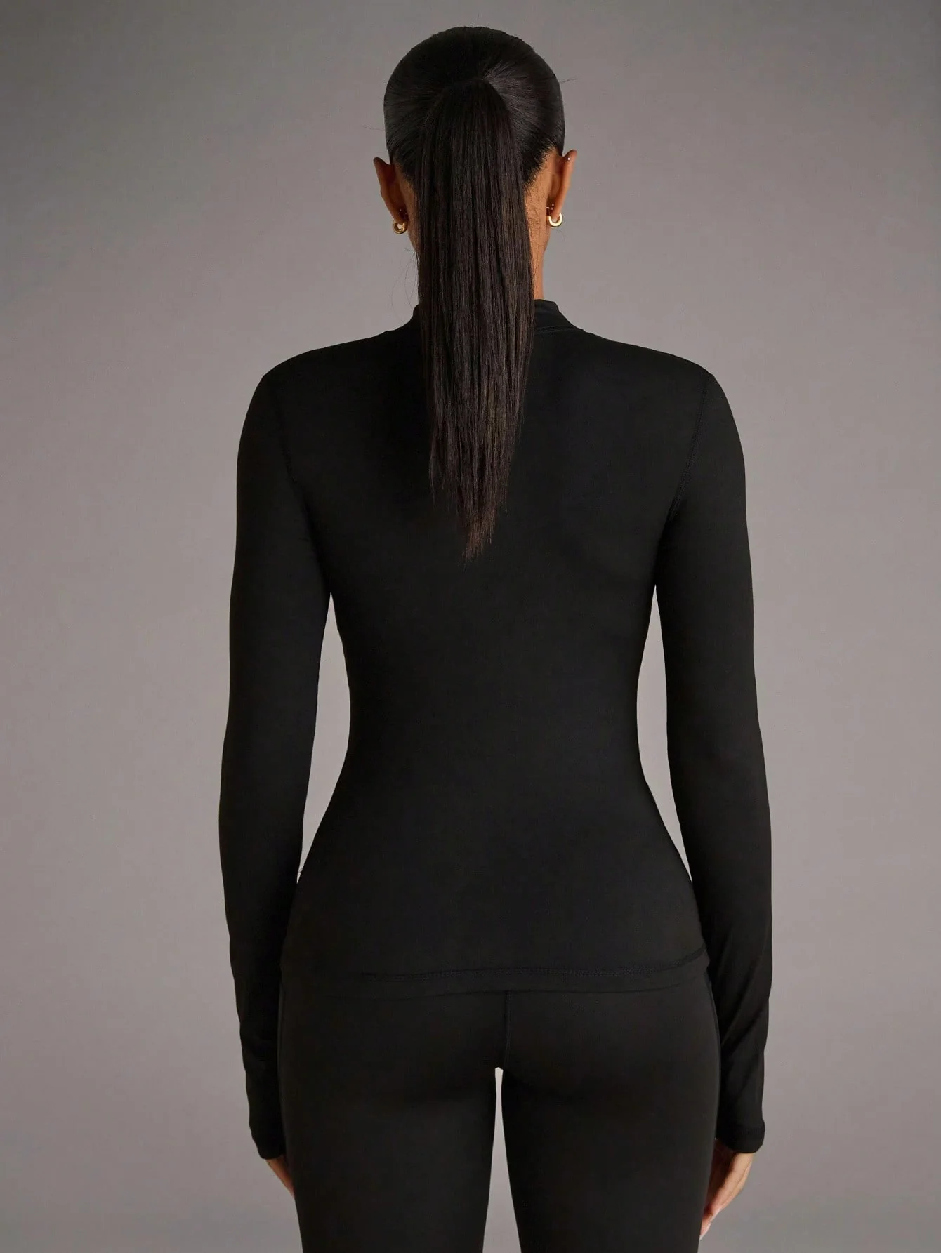 Veste zippée matelassée ajustée à col montant pour la course et l'exercice, en noir. – Image 3