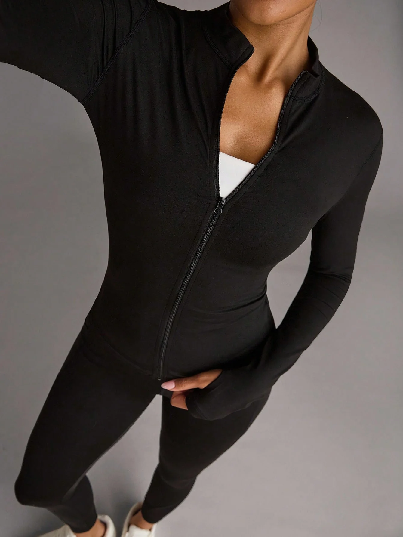 Veste zippée matelassée ajustée à col montant pour la course et l'exercice, en noir. – Image 4