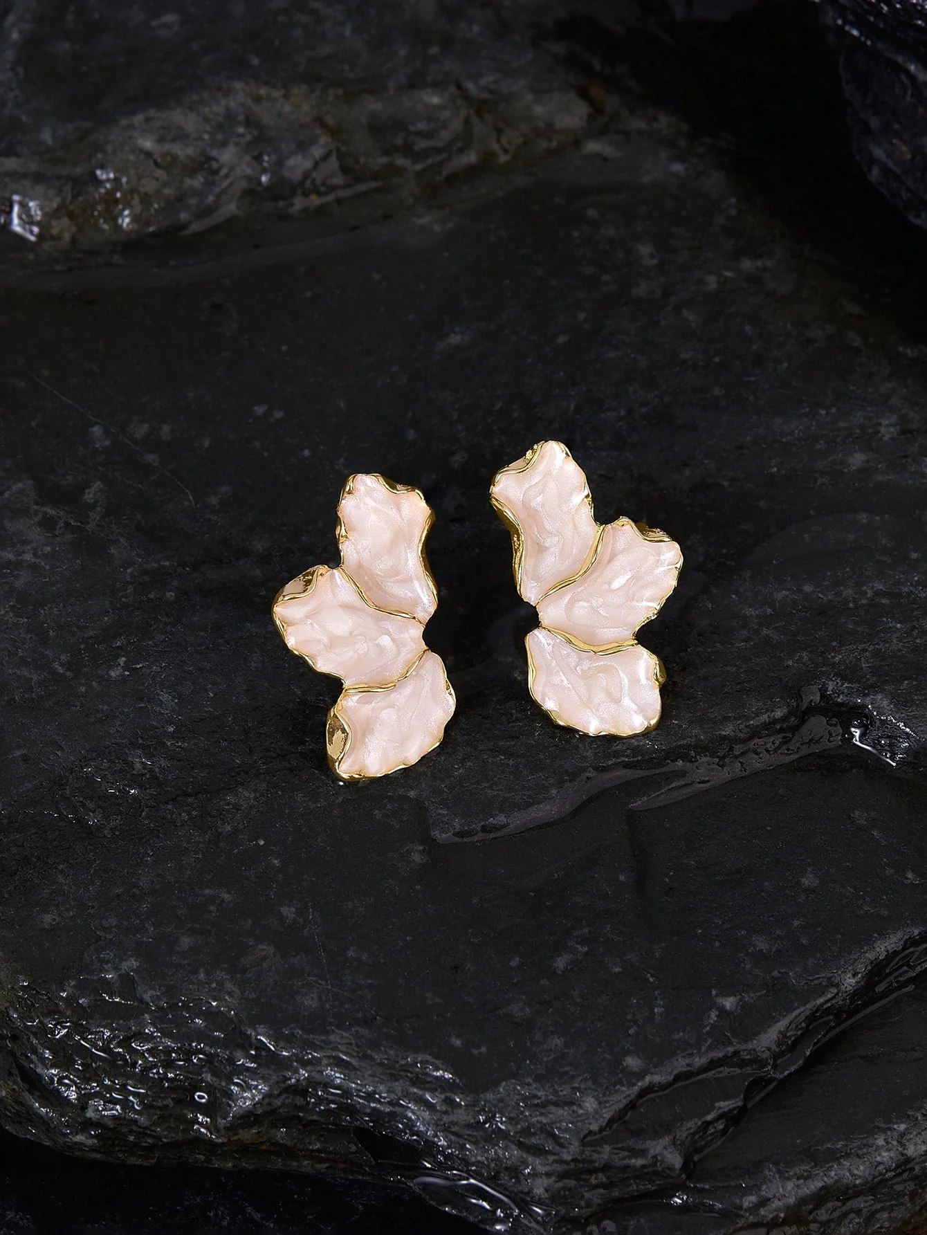 Beige Blossom Earrings – Image 3