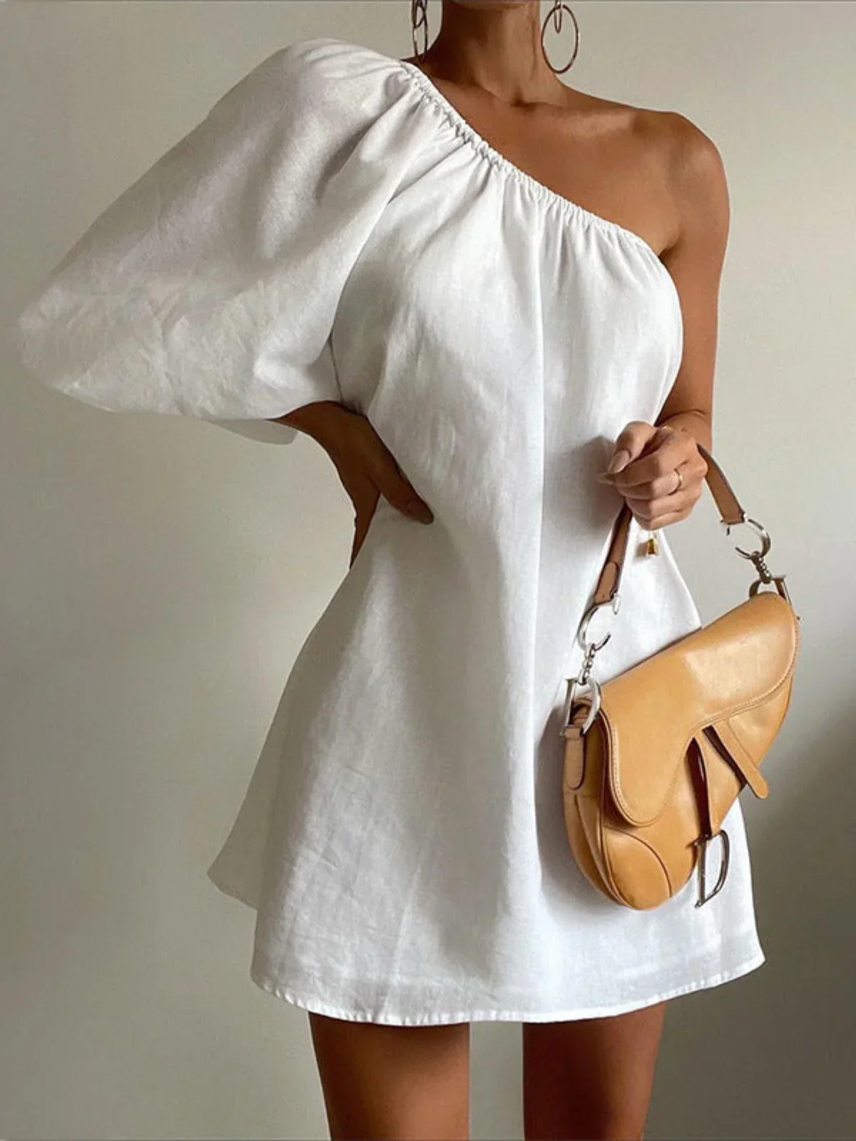 Robe courte à épaules inclinées