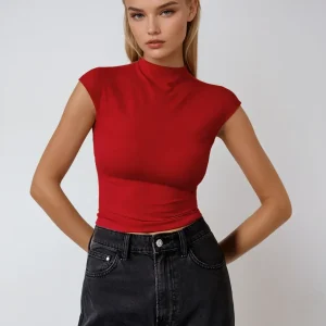 Haut élégant à col haut écarlate