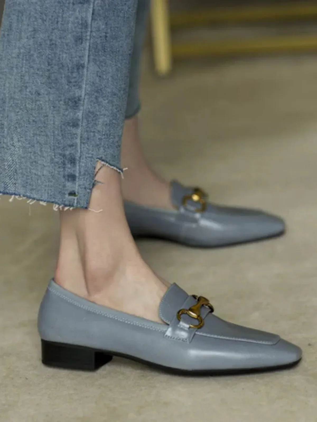 Chaussures plates en cuir à talon bas et bout carré avec accents métalliques – Image 2