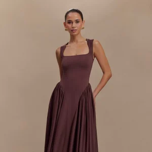 Robe Ébène – Satin Chocolat & Coupe Élégante de Soirée