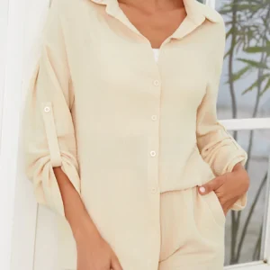 Camille - Ensemble élégant et décontracté avec blouse à manches longues boutonnée et short