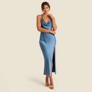 Robe Longue Satinée Bleu Ciel – Col Bénitier & Élégance Chic