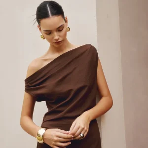 Robe ajustée à épaules asymétriques