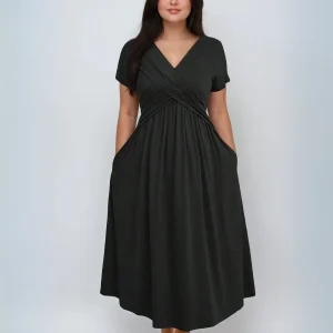 Robe d'été grande taille à col en V avec poches et taille cintrée