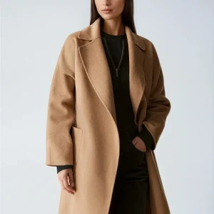 Manteau en laine à l'élégance classique
