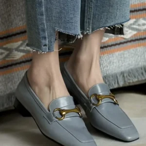 Chaussures plates en cuir à talon bas et bout carré avec accents métalliques