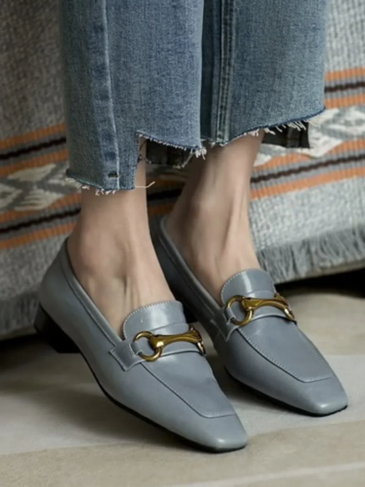 Chaussures plates en cuir à talon bas et bout carré avec accents métalliques