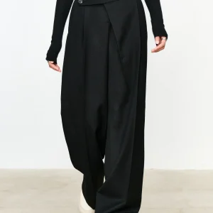 Pantalon habillé à jambe droite et boutons superposés asymétriques