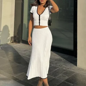 Ensemble jupe et haut ajustés en tricot assortis