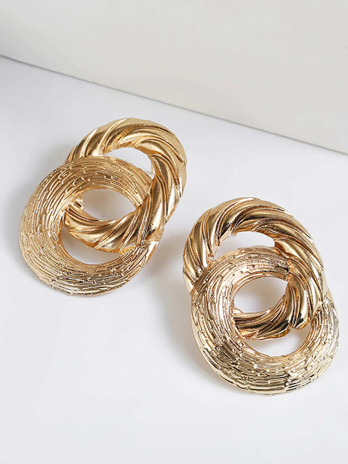 Boucles d'oreilles pendantes circulaires en forme de croix – Image 2