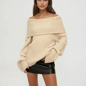 Pull ample côtelé à épaules dénudées