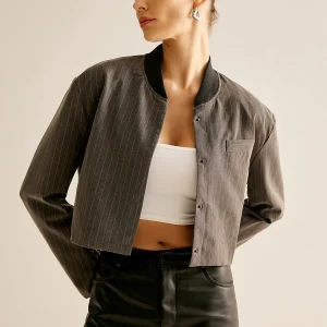 Veste Courte Grise à Rayures | Élégance Contemporaine | Coupe Ajustée