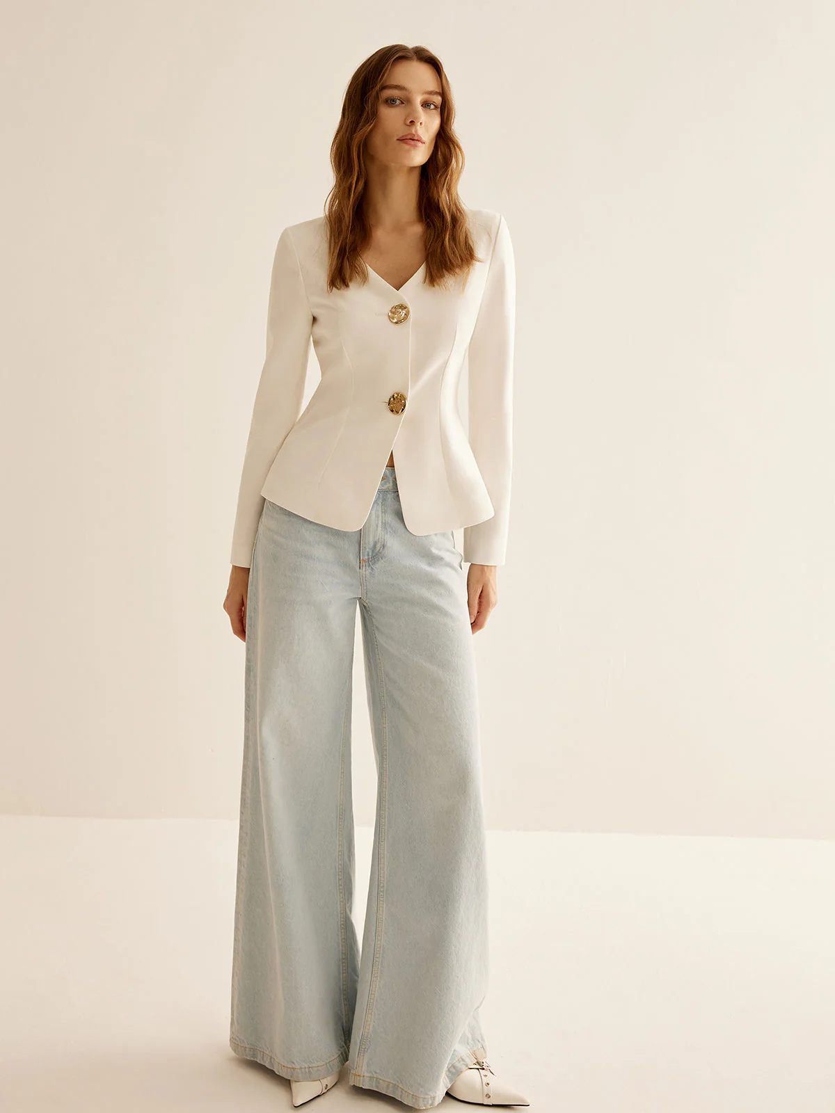 Veste Cintrée Col V | Boutons Dorés | Élégance Moderne – Image 2