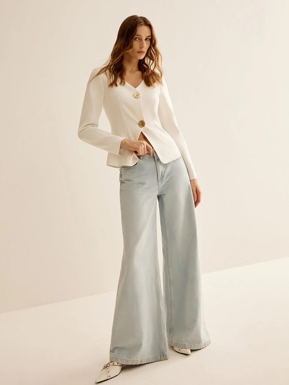 Veste Cintrée Col V | Boutons Dorés | Élégance Moderne – Image 4