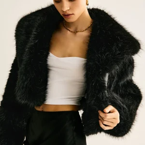 Veste Courte en Fausse Fourrure | Glamour & Élégante | Douceur Luxueuse