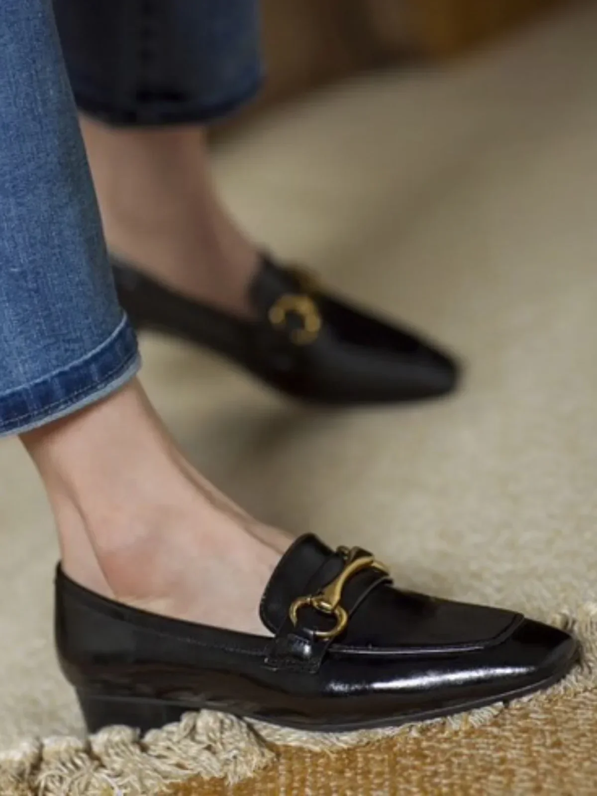 Chaussures plates en cuir à talon bas et bout carré avec accents métalliques – Image 5