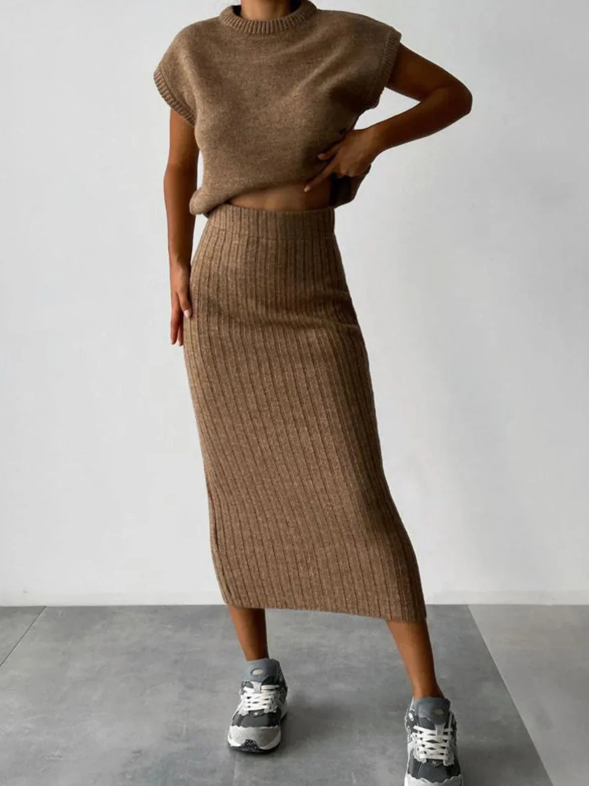 Ensemble débardeur en tricot épais et jupe mi-longue taille haute assortis