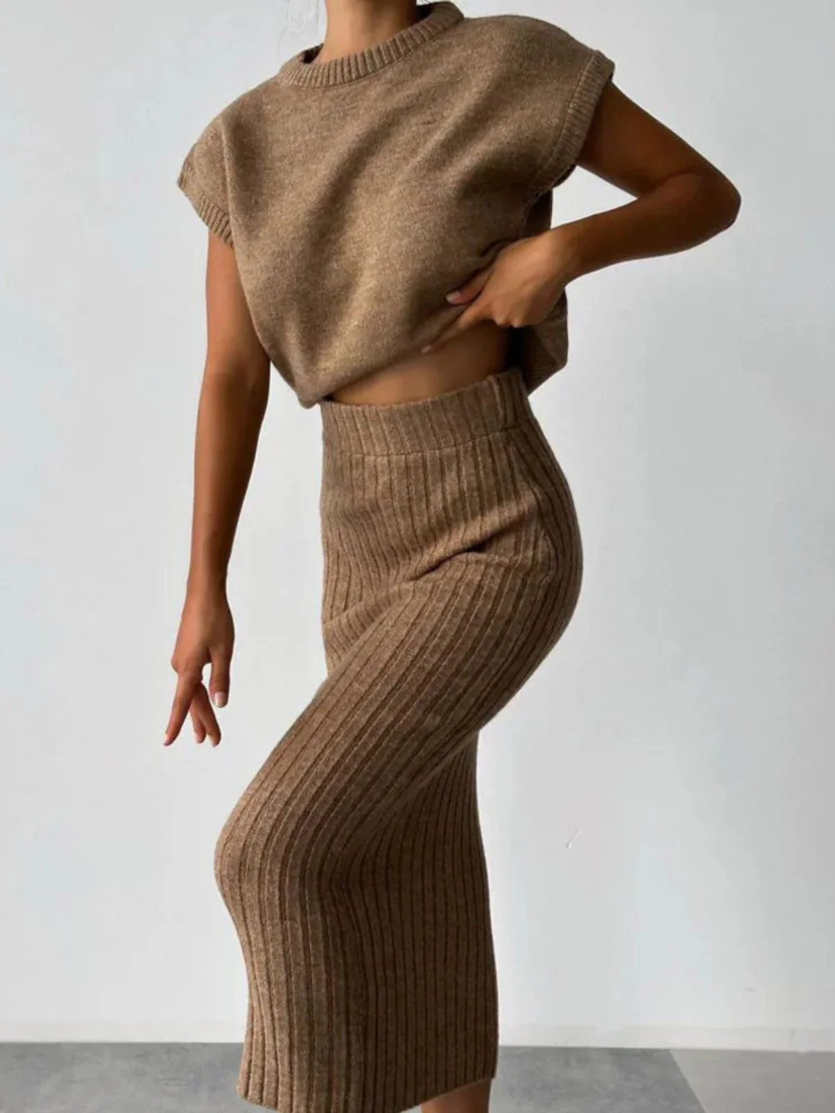 Ensemble débardeur en tricot épais et jupe mi-longue taille haute assortis – Image 2