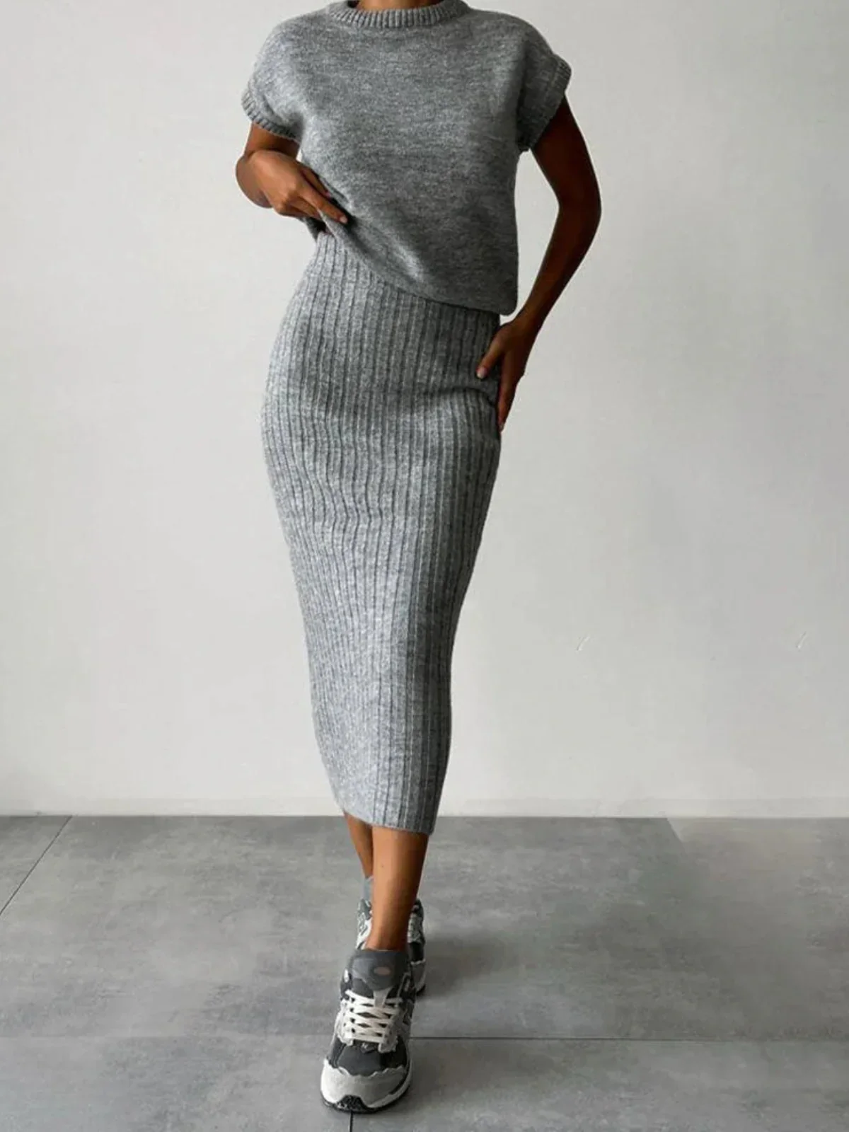 Ensemble débardeur en tricot épais et jupe mi-longue taille haute assortis – Image 6