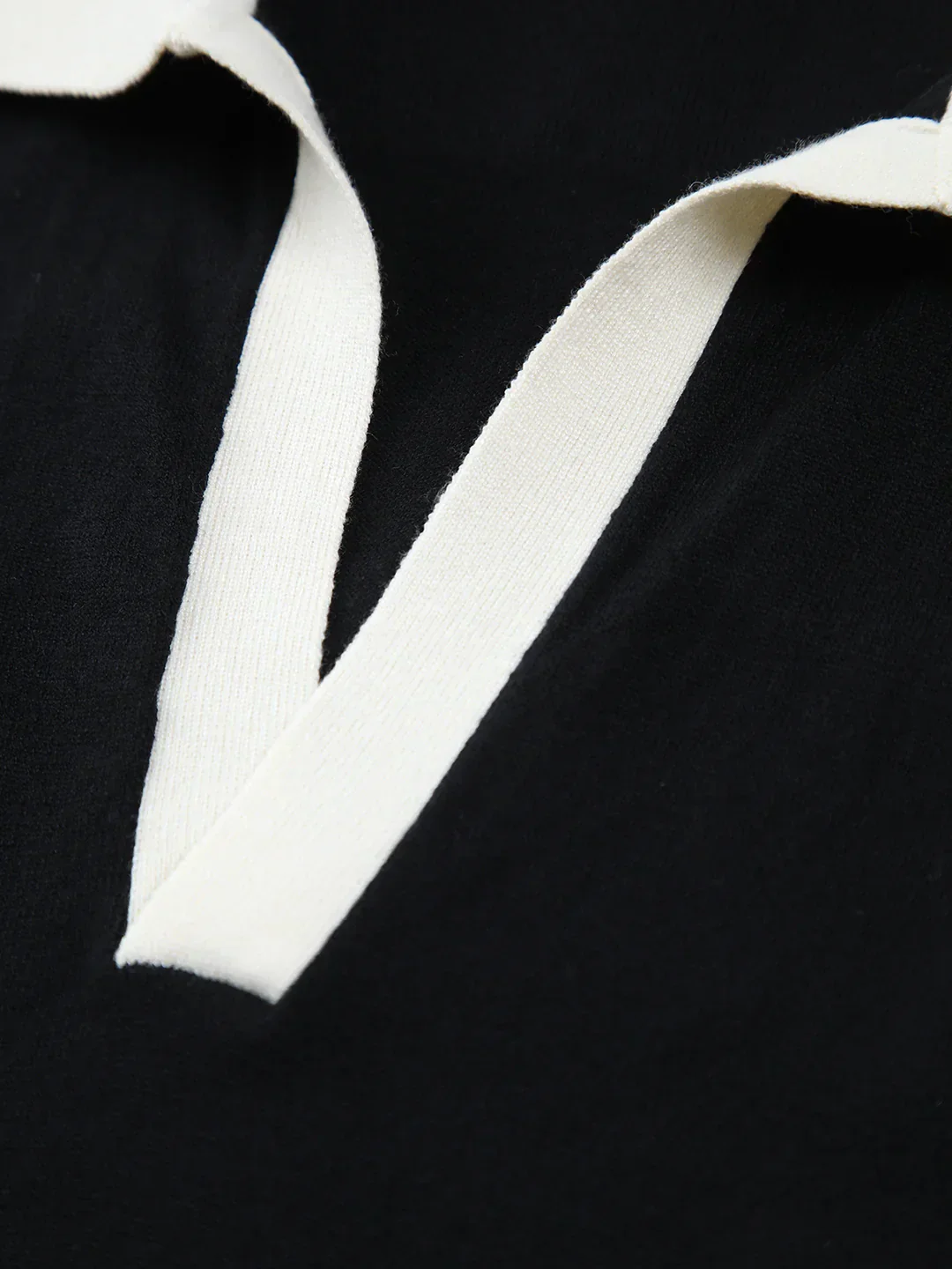 Body en tricot à col en V et bordure contrastée – Image 3