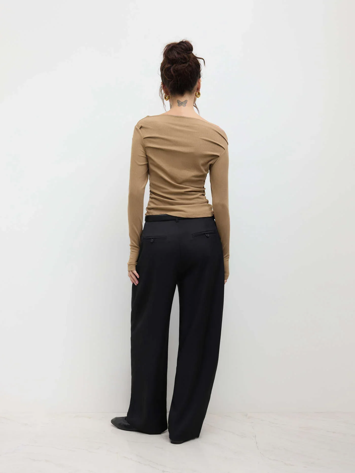 Haut uni à manches longues et col asymétrique – Image 7