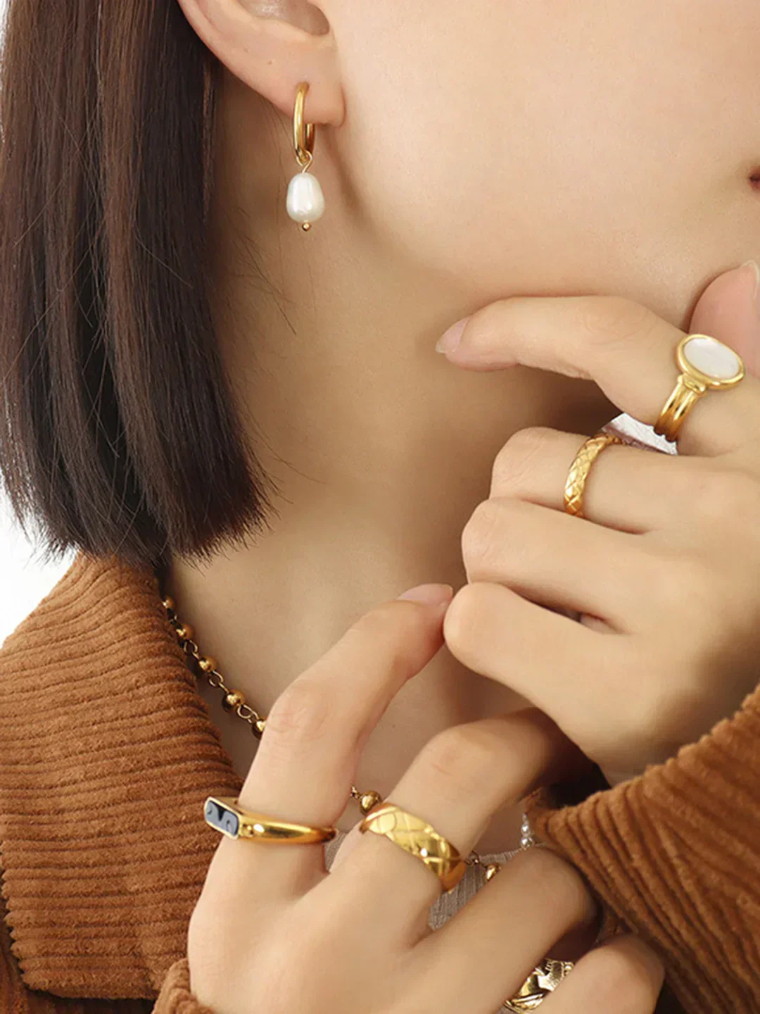 Boucles d'oreilles créoles en perles Always Chic – Image 5