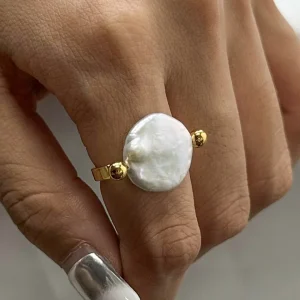 Bague en perles sculpturales de style élégant