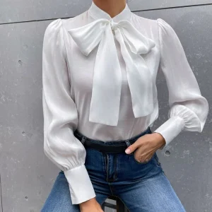 Chemisier en satin à manches bouffantes et col noué de style français