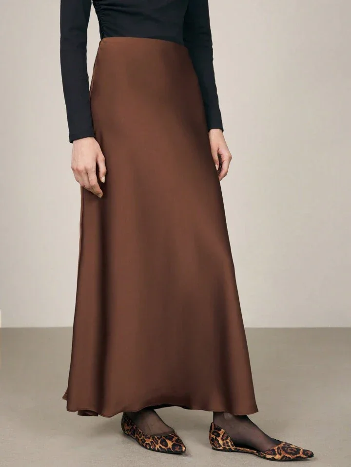 Jupe nuisette minimaliste en satin – Image 3