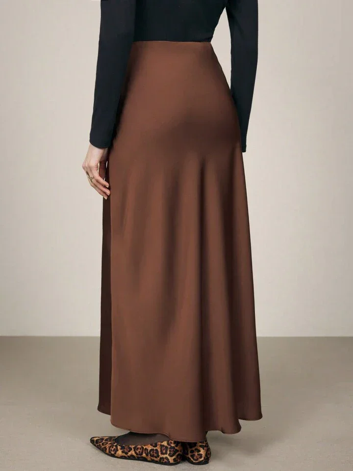 Jupe nuisette minimaliste en satin – Image 5