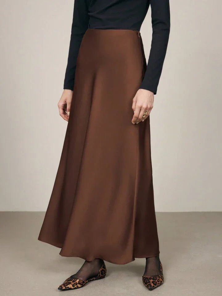 Jupe nuisette minimaliste en satin – Image 6