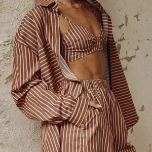 Ensemble short trois pièces à rayures et manches longues à simple boutonnage