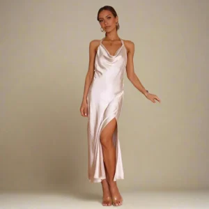 Robe Longue Satinée Champagne – Col Bénitier & Élégance Chic