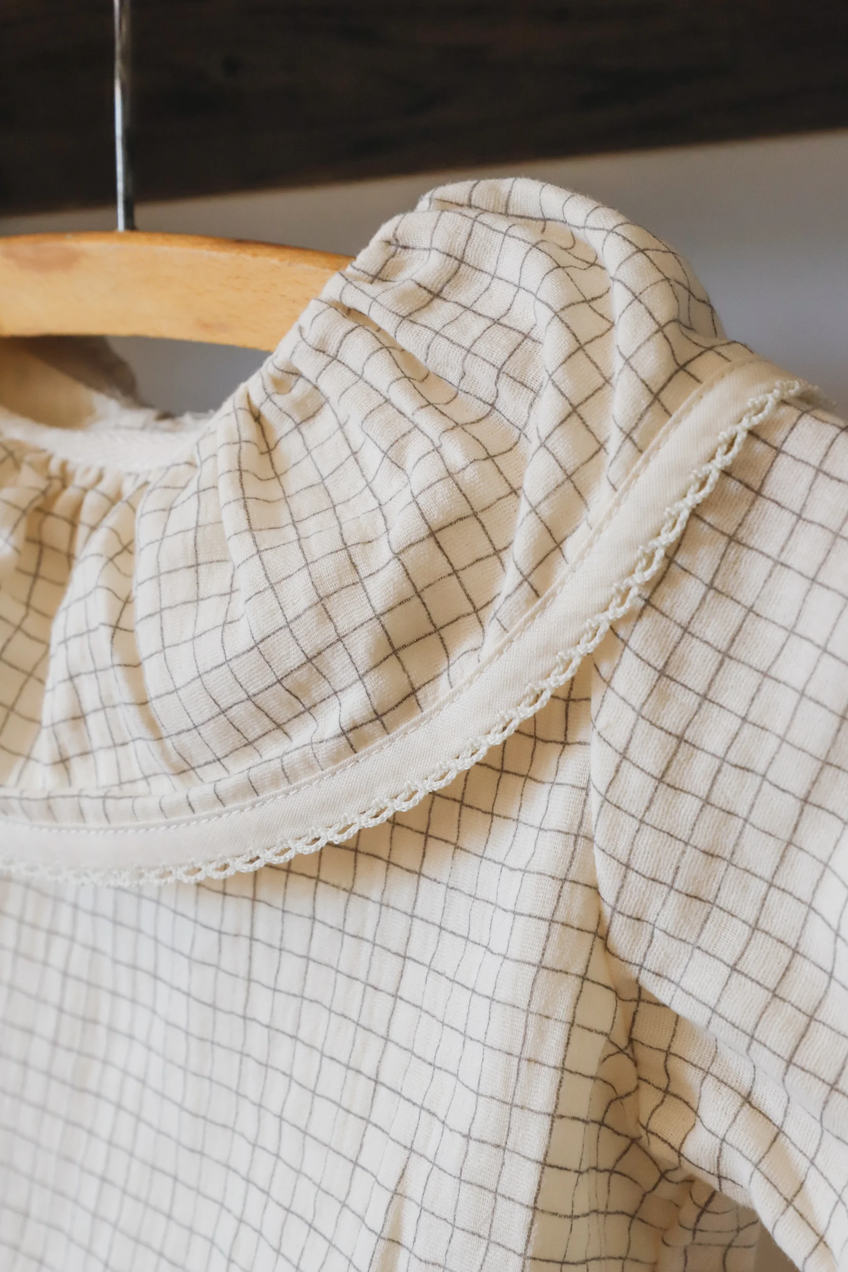 Blouse fille à grand col ISAURE - Double gaze de coton imprimé carreaux – Image 2