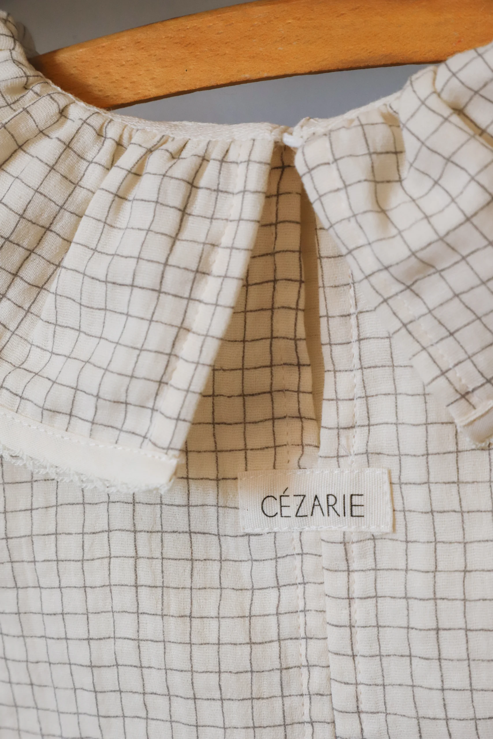 Blouse fille à grand col ISAURE - Double gaze de coton imprimé carreaux – Image 4