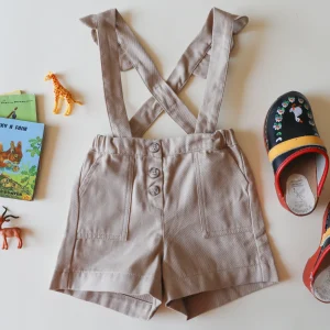 Short sable à bretelles