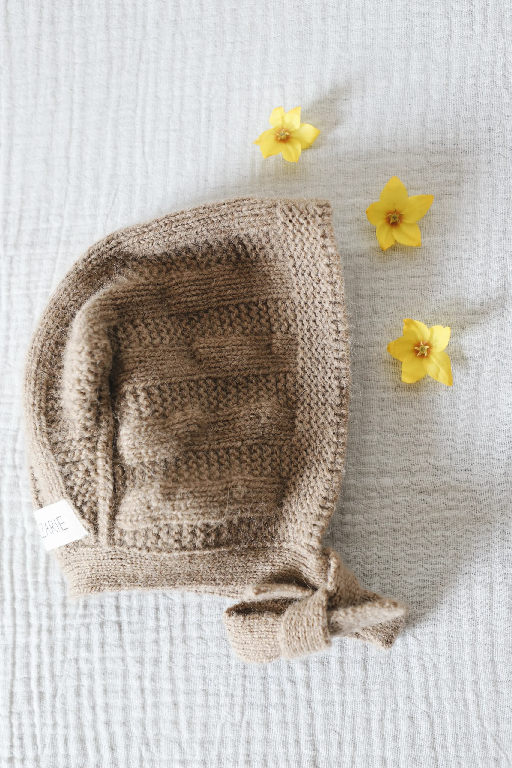 Béguin avec de la laine YSEE - Camel - tricoté en France